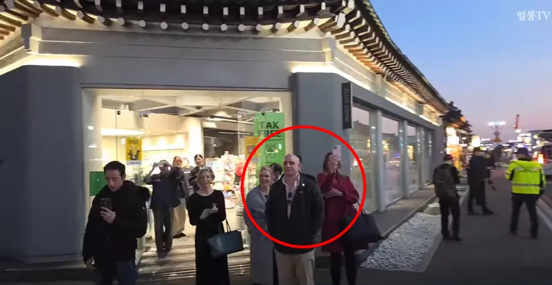 白宫“双美”现身韩国街头 偶遇示威游行... 白宫“双美”现身韩国街头 偶遇示威游行...