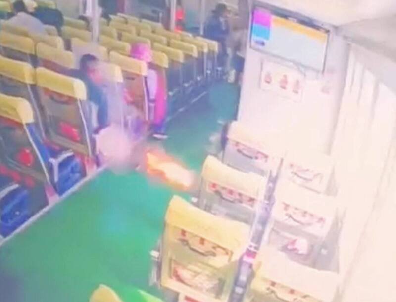 南海之星1号停泊望安潭门港载客之际，中排座位突传火球。（澎湖车管处提供）