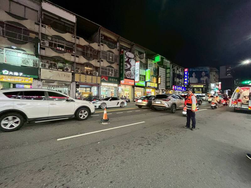 台中张姓妇人昨天傍晚行经公益路任意穿越车道，当场遭撞翻送医，还要吃上罚单。（记者陈建志翻摄）