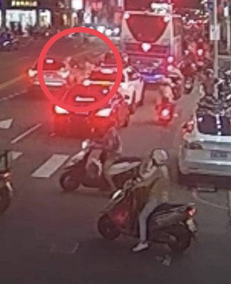 台中张姓妇人昨天傍晚行经公益路任意穿越车道，当场遭撞翻送医，还要吃上罚单。（记者陈建志翻摄）