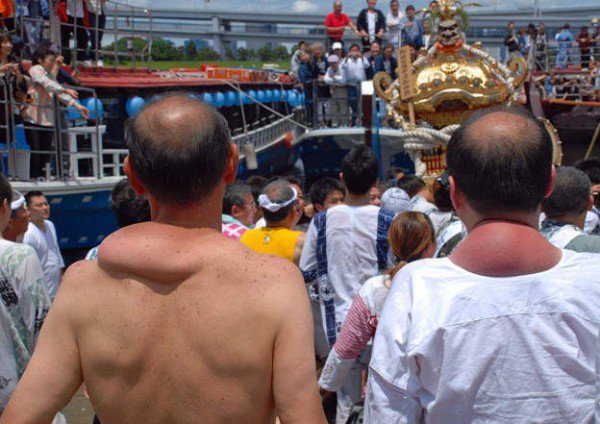 长期抬神轿其实也会有后遗症，由于脖子、肩膀长期受上百公斤的挤压，会在肩膀形成一颗颗如球形般的肿块。（图片撷取自日本网路论坛《2ch》）