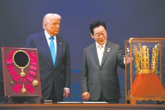 美国总统到访，韩国送了一顶金冠