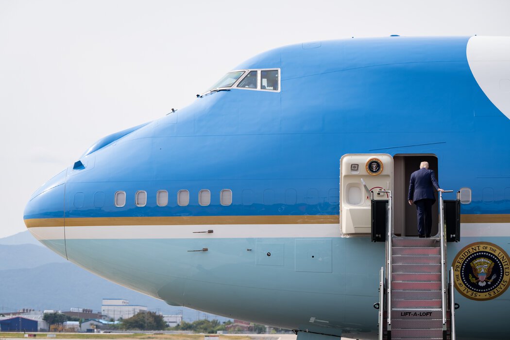 特朗普周四离开釜山前,习近平呼应了前者“让美国再次伟大”的愿景。