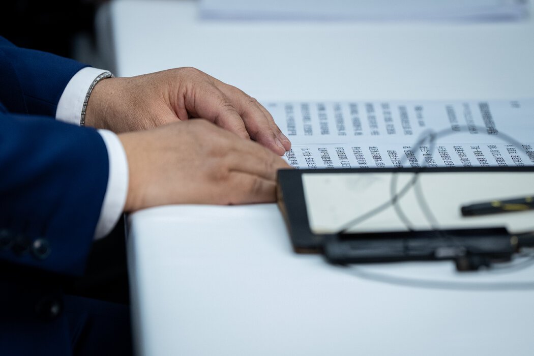 习近平周四在韩国釜山与特朗普会晤时的笔记。这位中国领导人表示,贸易战“近期经历曲折”,对双方都应有启示。