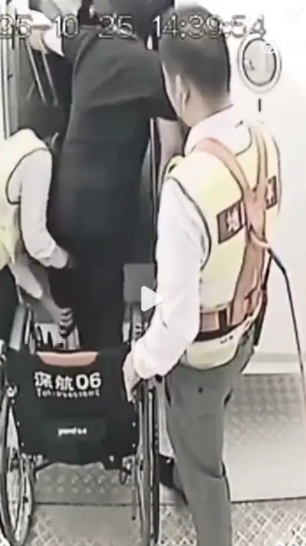 监控视频显示,郑智化在地勤搀扶下,撑着拐杖走进机舱。(互联网) 监控视频显示,郑智化在地勤搀扶下,撑着拐杖走进机舱。(互联网)