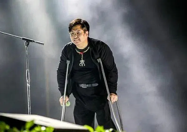 63岁的台湾歌手郑智化在两岁时患上小儿麻痹症,从此以轮椅代步。 (互联网)