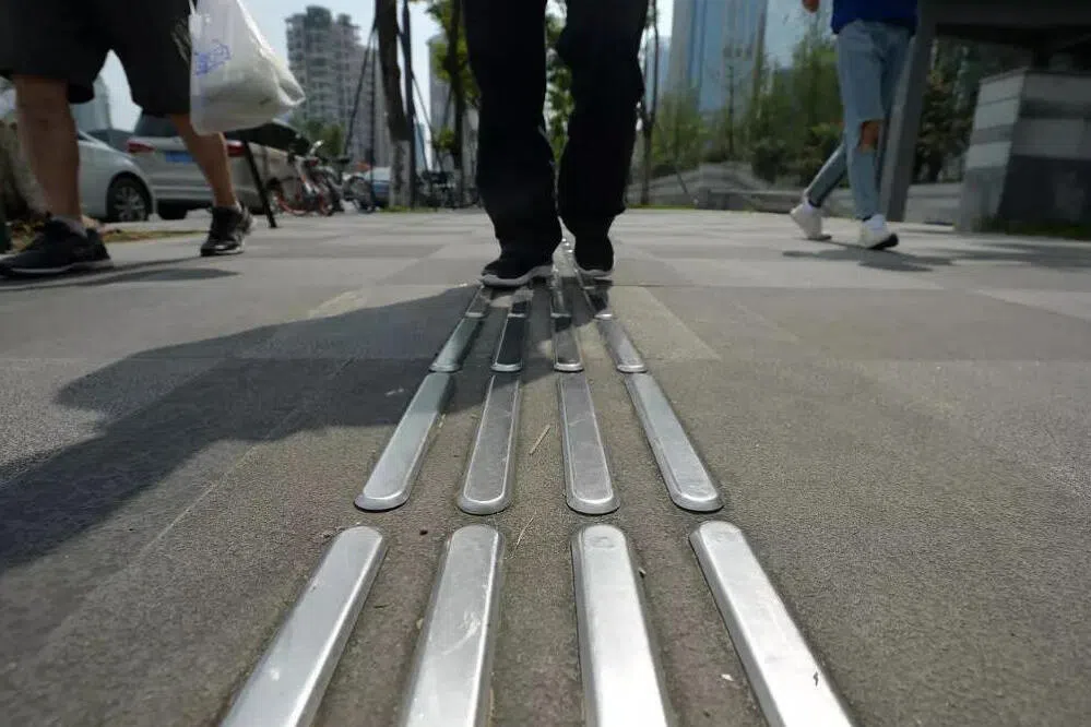 视障脱口秀演员黑灯曾吐槽,一些城市的不锈钢盲道雨后十分湿滑,走上去“跟溜冰没有任何区别”。(互联网) 视障脱口秀演员黑灯曾吐槽,一些城市的不锈钢盲道雨后十分湿滑,走上去“跟溜冰没有任何区别”。(互联网)