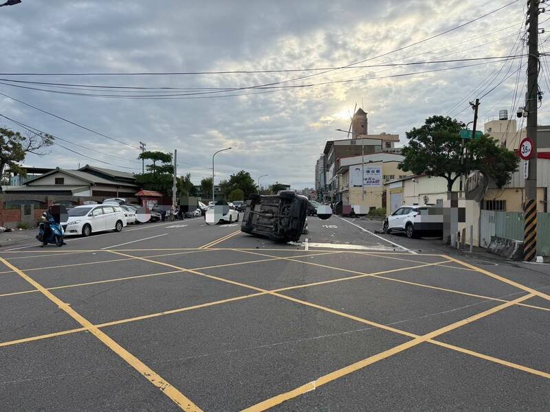 轿车失控偏移至对向肇事，结果「立筊」路中央。（民众提供）