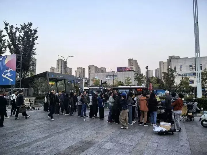 美院硕士母校附近摆摊,火了!每天都在排队