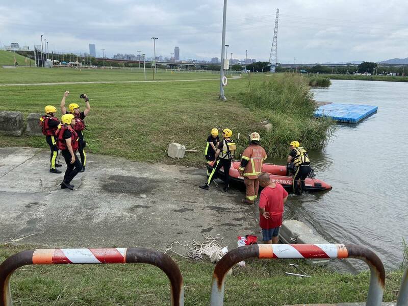 消防人员准备下水将妇人带上岸。（记者徐圣伦翻摄）