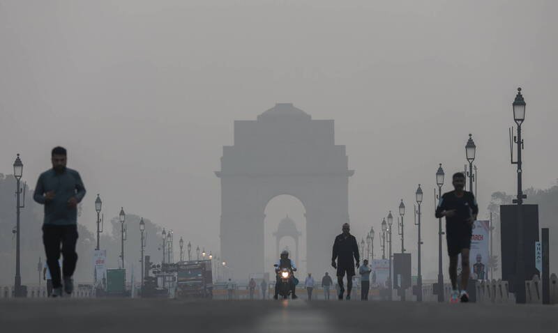 印度德里空污严重，10月31日大白天雾霾浓厚，宛如黑夜。（欧新社）