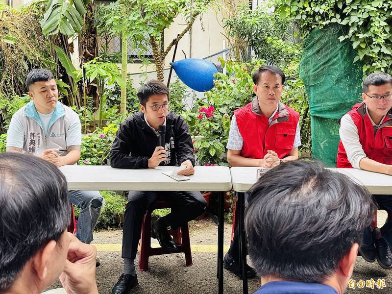 新竹市东大路4段因建案开挖致民宅塌陷，市府已要求建商设27处沉陷钉、10处倾斜仪持续监测，市议员刘康彦也要求市府针对建商第三期工程应从严把关。（记者洪美秀摄）