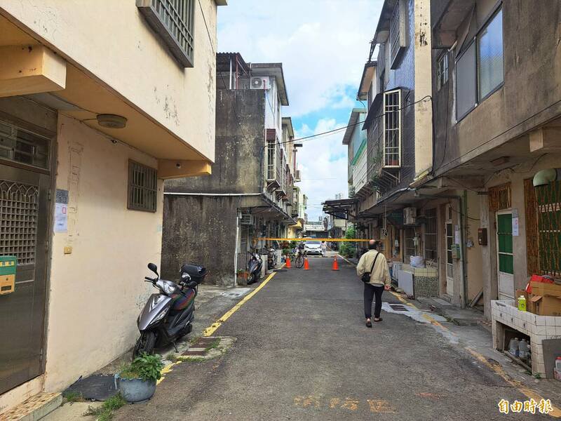 新竹市东大路4段因建案开挖致民宅塌陷，市府已要求建商设27处沉陷钉、10处倾斜仪持续监测，目前监测数值显示地层已稳定未再下陷。（记者洪美秀摄）