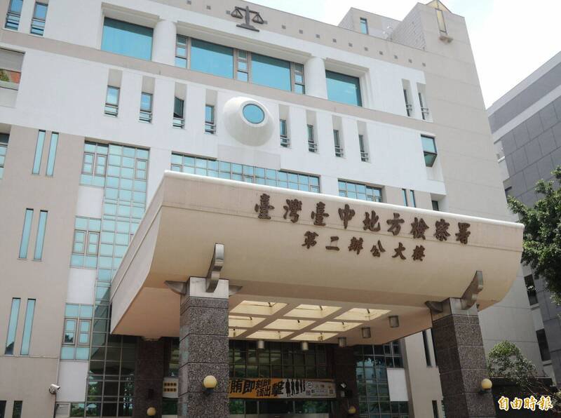 台中市环保局清洁队员涉贪，台中地检署昨天发动第二波搜索，传讯19人到案，今天并将其中1名陈姓清洁队员依贪污等罪嫌声押。（记者陈建志摄）