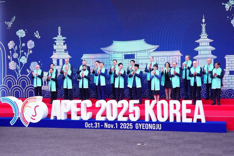 2025 APEC经济领袖会议今日中午进行经济领袖代表团体合照时，我国APEC领袖代表林信义被安排在最右边的位置。（APEC台湾代表团）