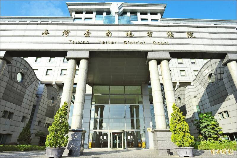 谢男在警询时被问「监视器里的人是不是你？」却回「人是不是你杀的」，法院认为他答非所问、不算自白犯罪，最终认定犯罪不能证明，撤销原简易庭判决改判无罪。（记者王捷摄）