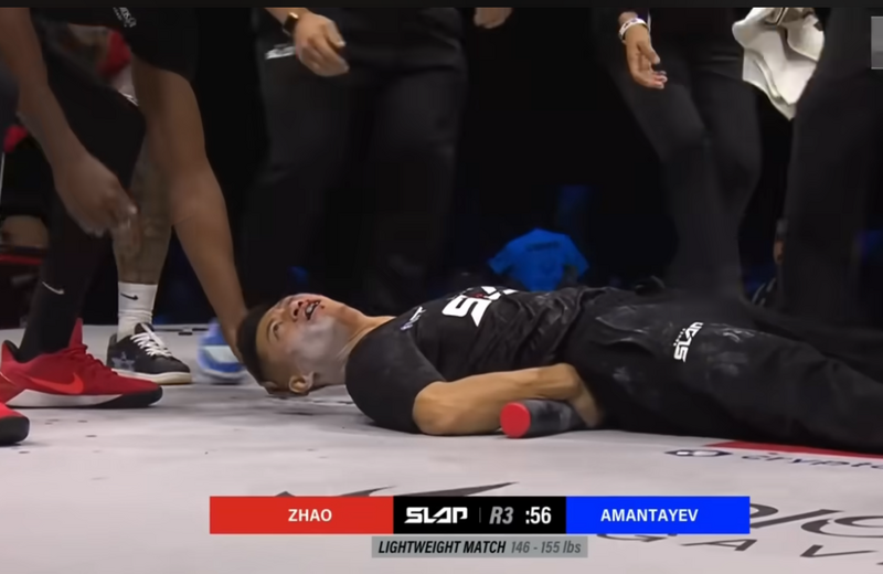 赵鸿刚在赛中连挨三掌、当场倒地昏迷。（图撷取自YouTube）