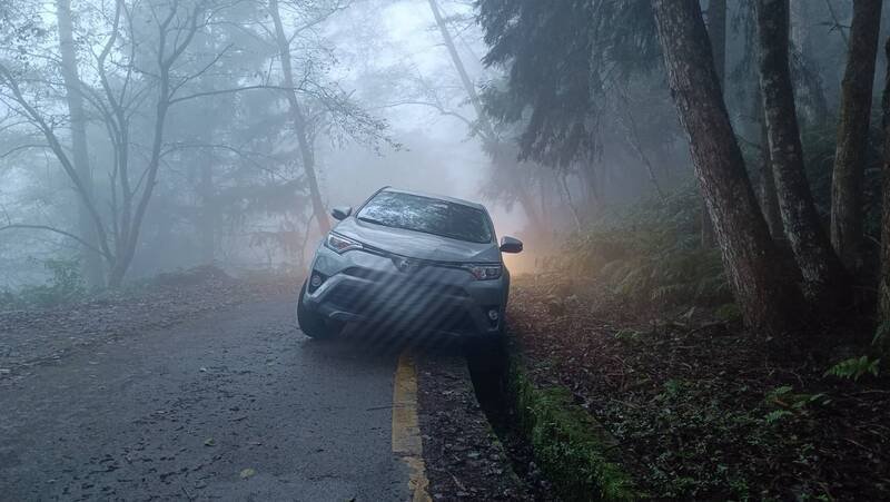 南庄加里山大坪登山口大雾山友车卡侧沟，与4天前地点仅差左、右侧。（警方提供）