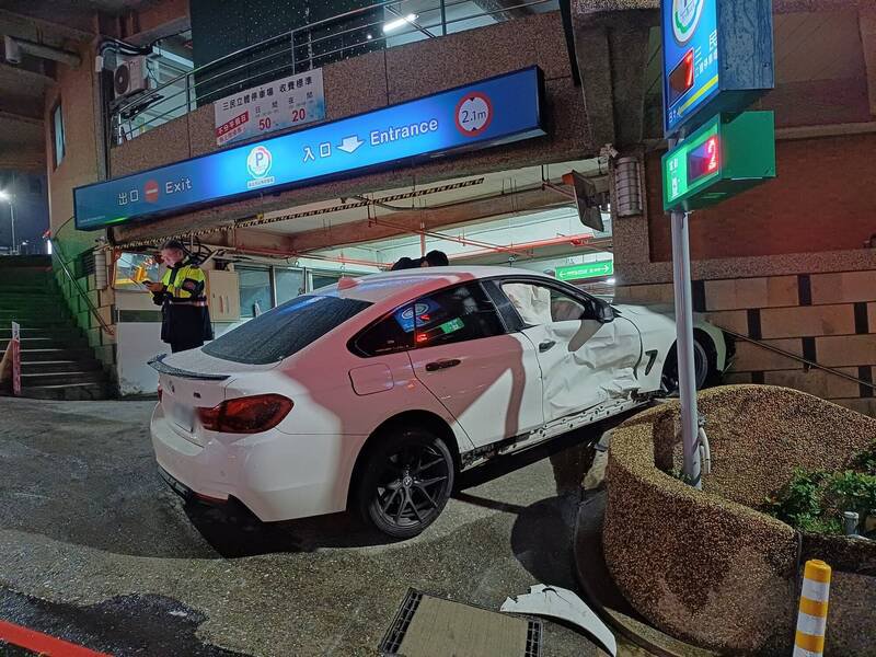 新北市淡水惊传两车对撞后，其中黄女驾驶的白色宝马（见图），失控撞飞骑机车停等红灯的吴姓阿嬷，造成阿嬷命危，车祸肇因仍待调查厘清。（记者吴仁捷翻摄）