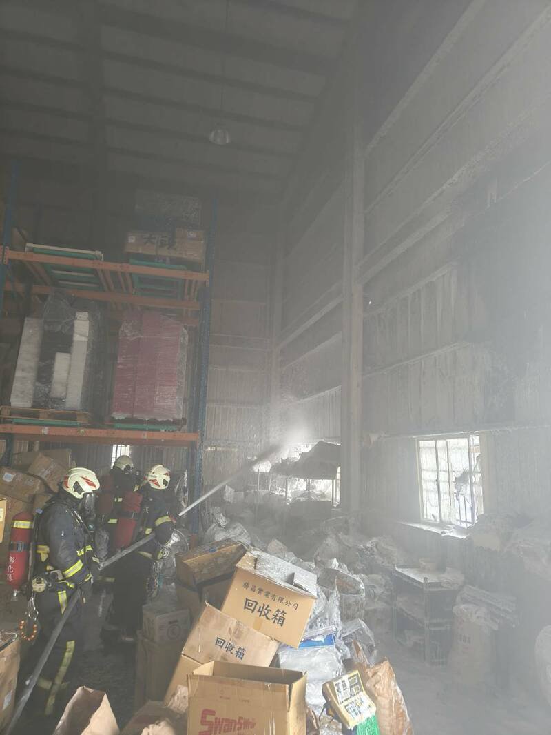 彰化县和美镇一家塑胶射出工厂传出火灾，空地的废弃物起火燃烧波及工厂外墙。（民众提供）