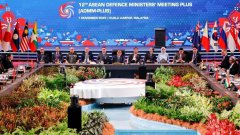 日中防长会谈 小泉直言中方的“挑衅”