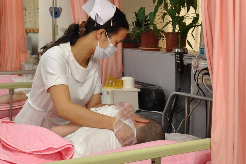 陈姓男子卧病期间，陈妻连生3个小孩，陈家人代为提告否认子女诉讼，高雄少家法院判准陈男胜诉。图为创世基金会基隆分院护理师，照顾植物人翻身换药。（资料照）
