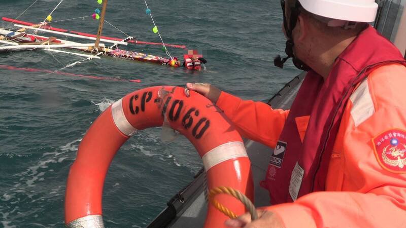 1艘无动力风帆船翻覆,3名人员落海,海巡单位救援成功。(记者黄明堂翻摄) 1艘无动力风帆船翻覆,3名人员落海,海巡单位救援成功。(记者黄明堂翻摄)
