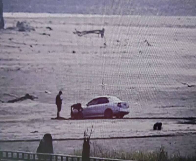 海巡署中部分署第三岸巡队温寮安检所运用「红外线热影像系统」查看大安海域岸际时发现温男驾驶的车辆陷在沙滩。（海巡署提供）