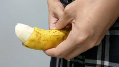 摩铁大战人夫!她突掏刀割断勃起中的GG 爽喊「终于解脱了」