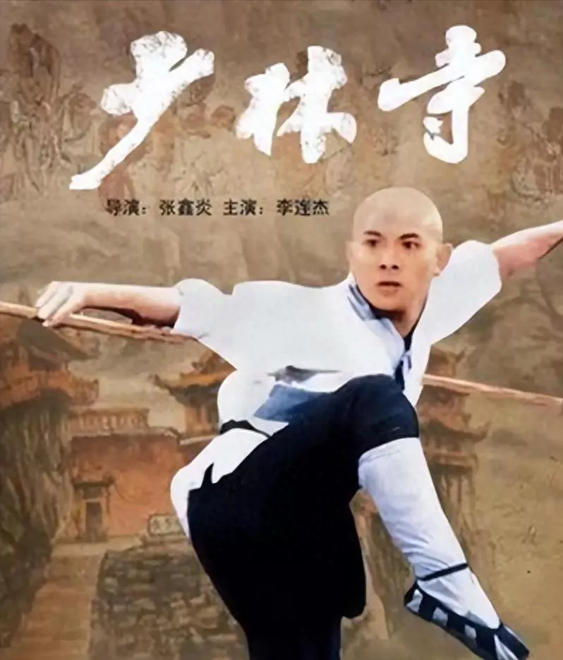 62岁李连杰豪宅游泳,脱光上衣自证清白,大腹便便并无刀疤