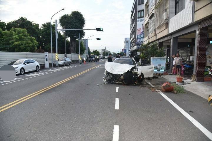 一辆玛莎拉蒂轿车（图右）在台南南区永成路三段连撞1辆机车与3辆停在路旁的小客车，造成机车女骑士伤重送医。（民众提供）