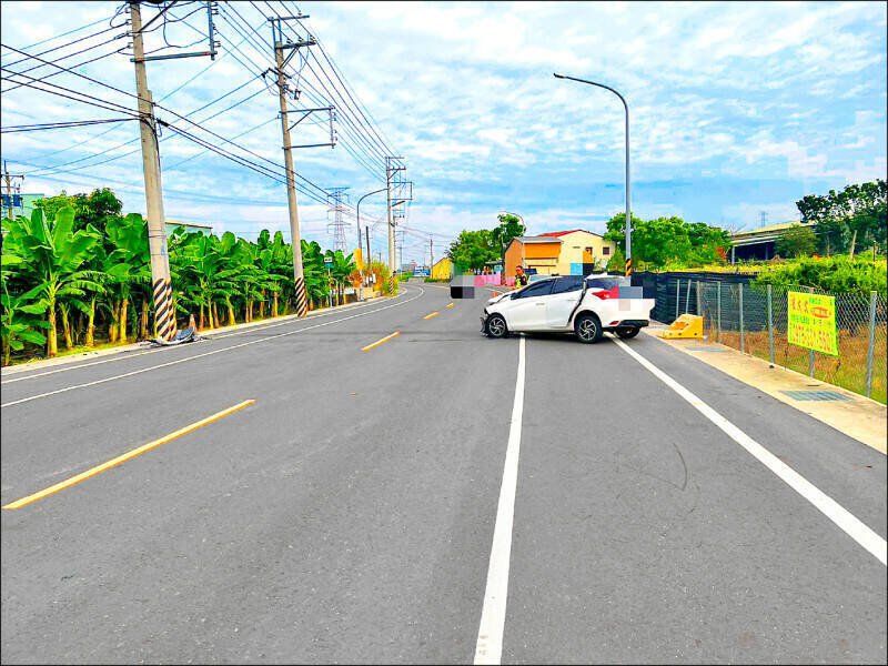 中埔乡嘉139线7公里处，昨发生自小客失控自撞电杆的死亡车祸。（图由中埔警分局提供）