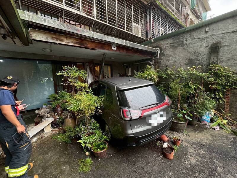 凌翁停车时疑似误踩油门发生暴冲，撞毁邻居民宅外墙及门窗。（记者陆运锋翻摄）