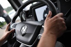 「10点10分」方向盘握法过时! 日专家教正确驾驶姿势 开长途不易累