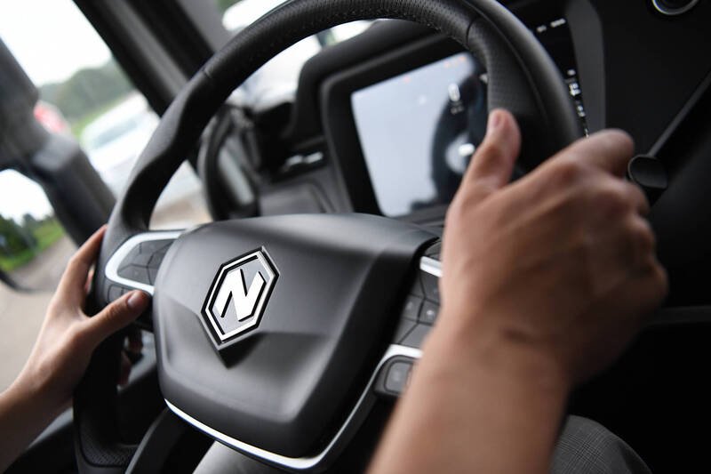 许多驾驶开车外出，双手习惯以「10点10分」的姿势握住方向盘，不过这种常见握法，被日本警方与驾驶专家指出「已过时」。示意图。（资料照，彭博）