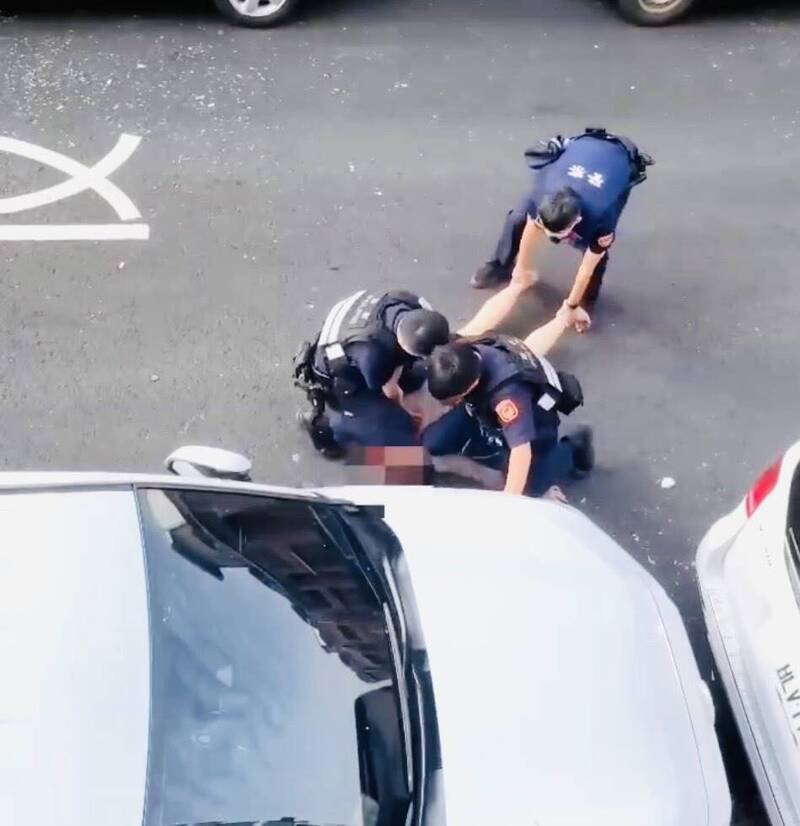男子毁损多辆汽车，遭快打警力压制逮捕。（民雄警分局提供）