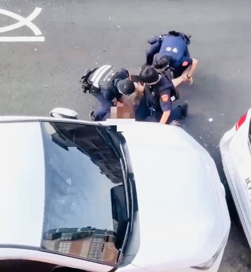 嘉义民雄男子涉嫌毁损汽车，遭快打警力压制。（民雄警分局提供）