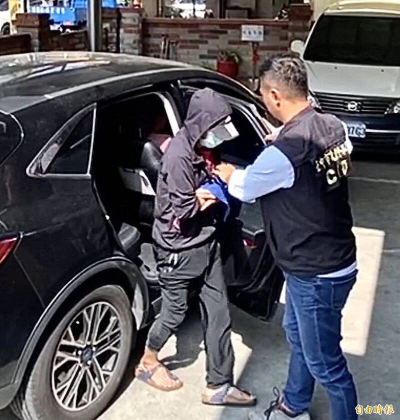 许姓前租客（64岁）涉嫌倒车纵火，现身乌日警分局不发一语。（记者黄旭磊摄）