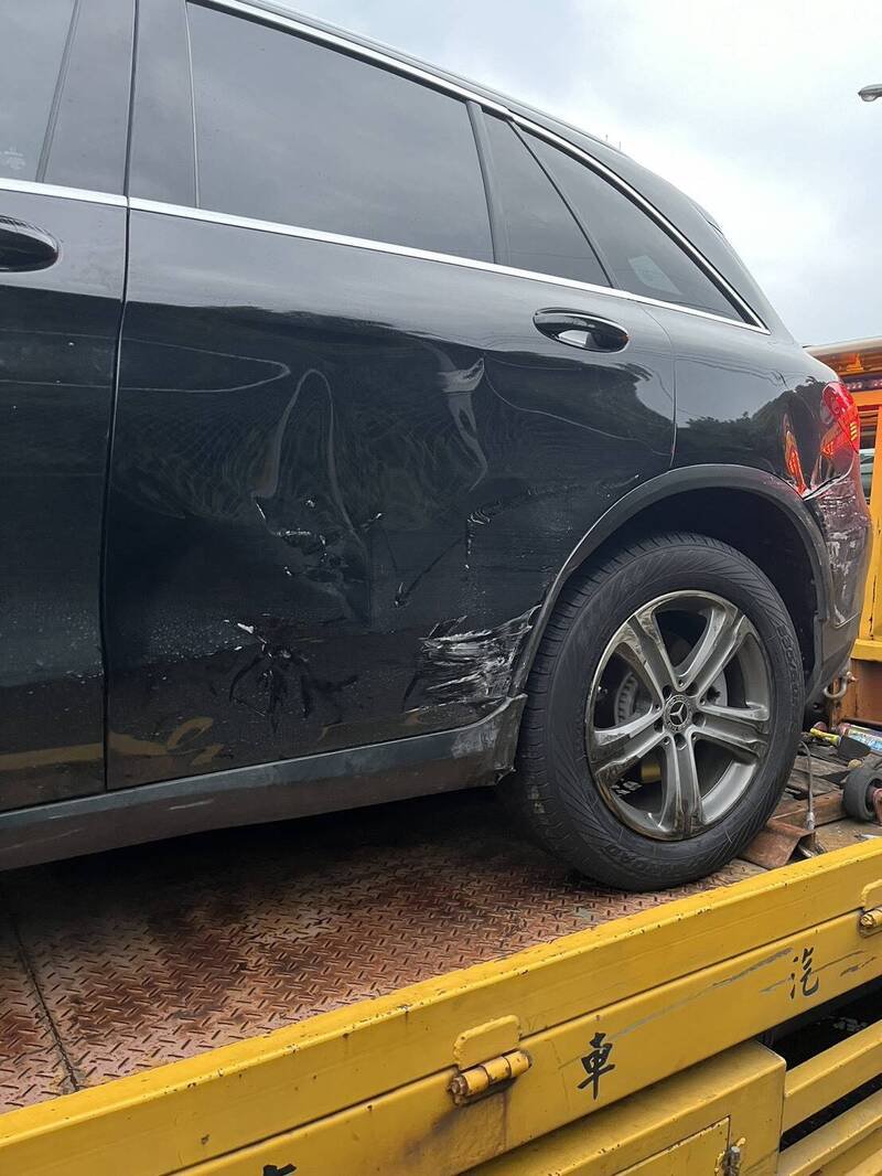 图为遭撞的宾士。（记者吴仁捷翻摄）