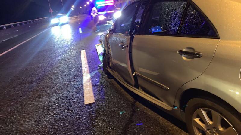 警方抵达现场时，李男竟不在驾驶座上，企图逃离现场，被员警逮回。（记者吴升儒翻摄）