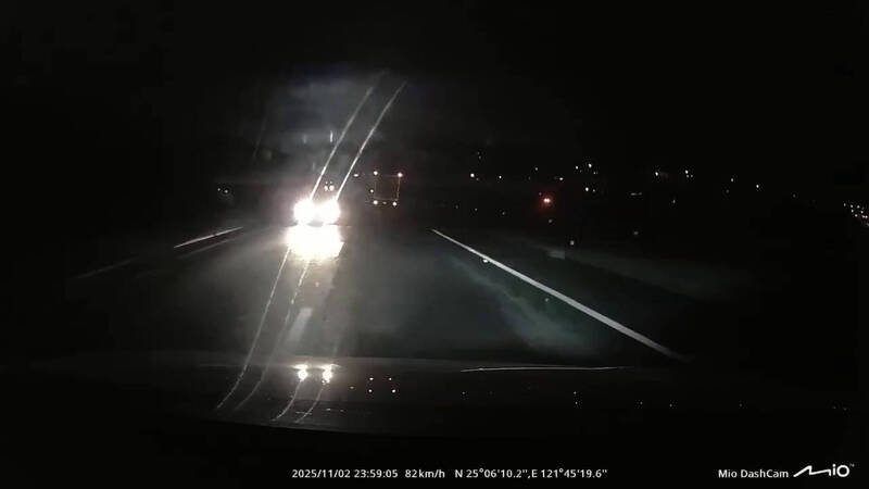 网友的行车纪录器清楚拍下李男逆向画面。（民众提供）