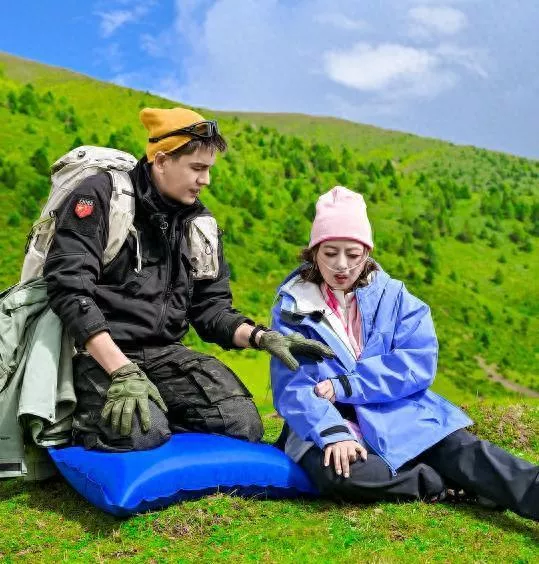 经超夫妻现身浙江！小李琳牵老公手被嘲像母子