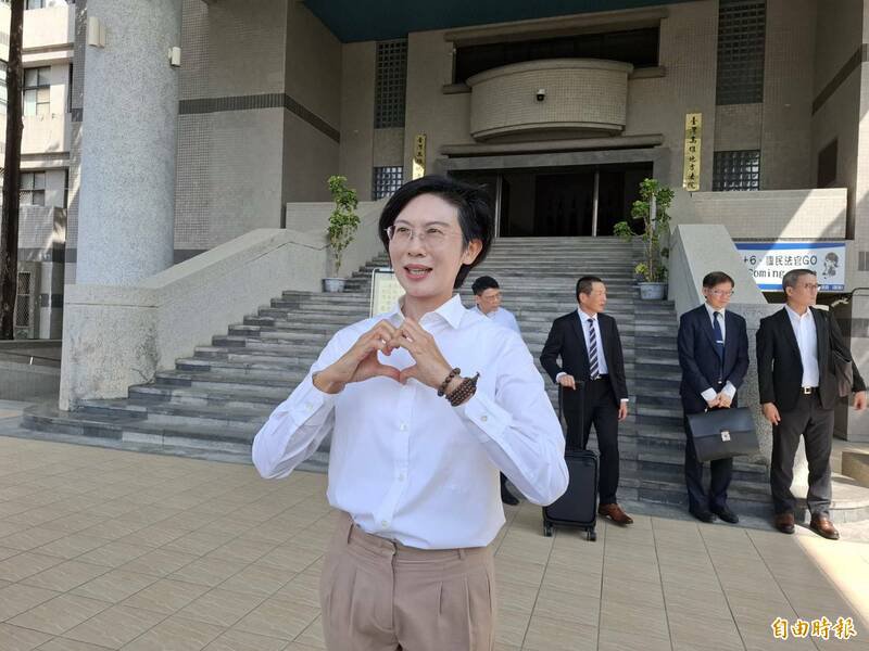 民进党立委林岱桦自爆涉贪案起诉后无法回家，「衣服只能穿同一套」，高雄地院认为她声请有理，准许林变更限制住居地，这个月起可回家与家人同住。（记者苏福男摄）