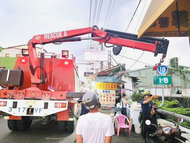 阿里山公路台18线18公里处中埔乡桥下水沟发生树干被当成「断肢」乌龙事件。（民众提供）