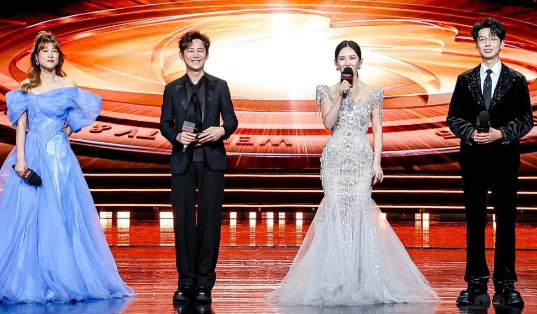 谢娜主持晚会直播接不上话,看热闹忘记控场一直笑