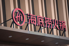 恶!中国海底捞惊见小孩喷尿 妈妈拿纸碗接尿随手丢「骚味狂飘」