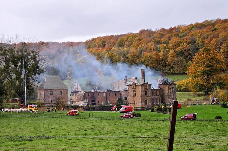 法国有数百年历史的蒙迪厄修道院发生火灾，主体建筑被彻底烧毁。（法新社）