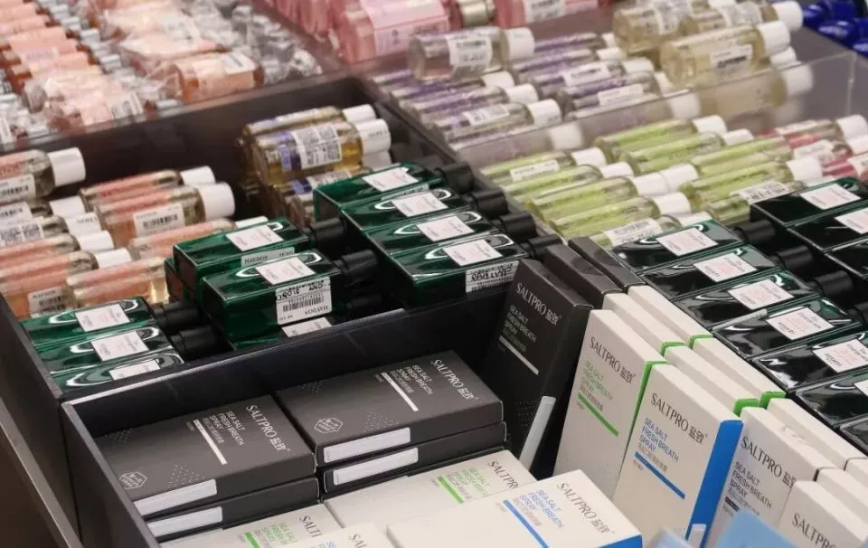 花小钱用大牌:被“大瓶美妆”背刺的年轻人,疯抢中样