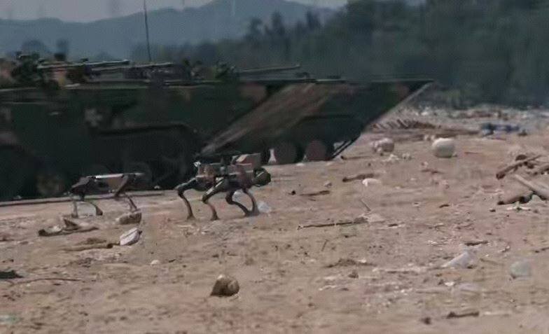 解放军两栖战车抢滩后，派出狼形四足机器人以及无人机，向敌军阵地冲锋。（图撷自微博）