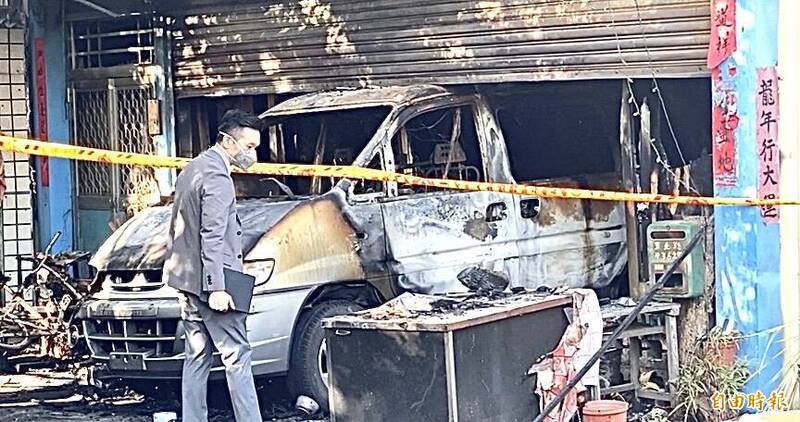 台中地检署检察官勘验火场。（记者黄旭磊摄）